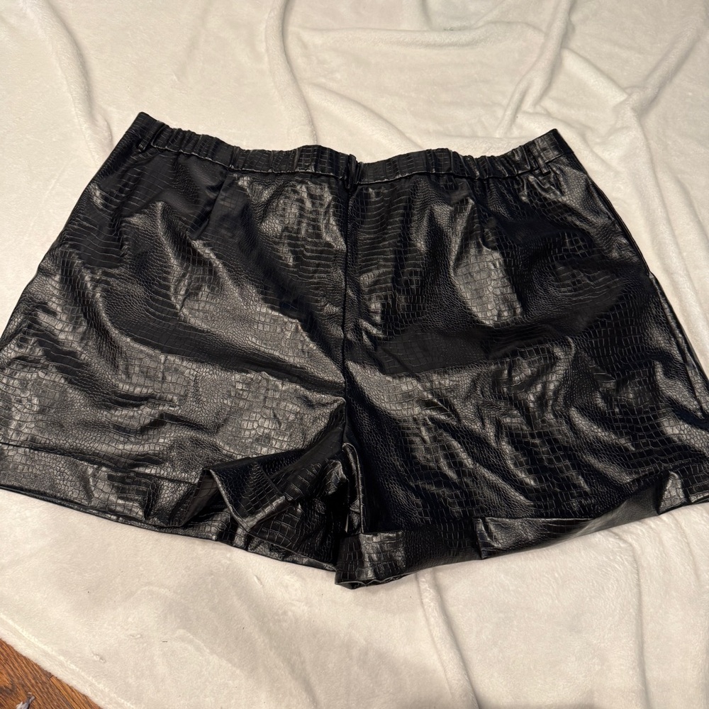 Black Faux Leather Women Shorts - Picture 6 of 6